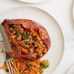 Süßkartoffel gefüllt mit Rindfleisch und Gemüse