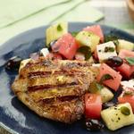 Gegrillte Hähnchenschenkel mit Feta und Wassermelonensalat