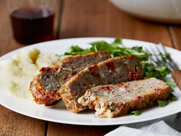 Putenhackbraten mit Feta-Käse und sonnengetrockneten Tomaten