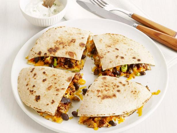 Quesadilla mit schwarzen Bohnen und Hackbraten