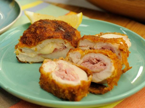 صدور دجاج مع لحم الخنزير والجبن (دجاج كوردون بلو)