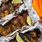Süß-scharfe gegrillte Hähnchenflügel in Folie
