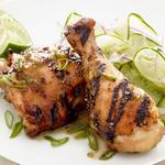 Hähnchen mit BBQ-Sauce und chinesischem Gurkensalat