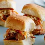 Sandwiches mit gegrilltem Hähnchen und eingelegtem Chinakohl