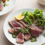 Gegrilltes Thunfischsteak mit Pestosauce