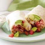 Rolle mit gegrillten Garnelen, Avocado, Speck und Remouladen-Dip