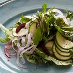 Friséesalat mit Zucchini und Sardellendressing
