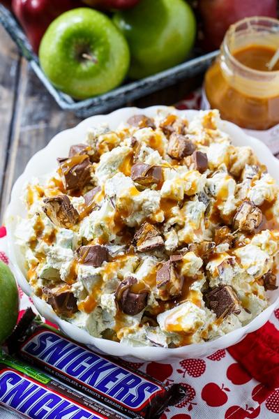 Wie man einen Snickers-Salat zubereitet