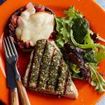 Gegrillte Thunfischsteaks und gefüllte Champignons nach toskanischer Art