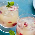 Erfrischender Ananas-Himbeer-Cocktail mit Rum