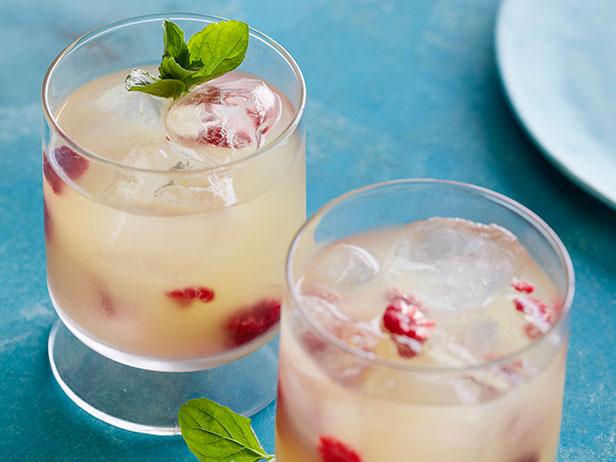 Come preparare un rinfrescante cocktail al rum, ananas e lamponi