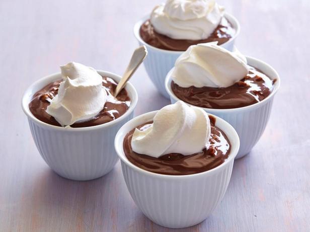 Schokoladenpudding mit weißen Schokoladenstückchen