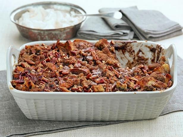 Brotpudding mit Schlagsahne