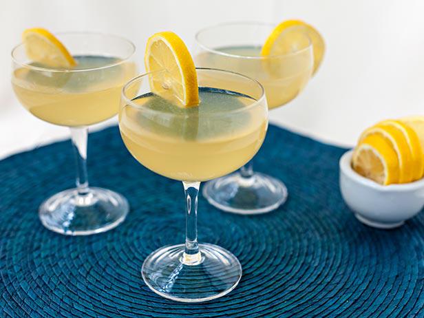 Wie man einen Lemon Drop Martini mit Honig zubereitet