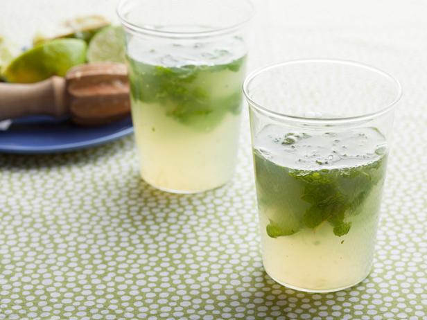 Wie man einen Kokosnuss-Mojito zubereitet