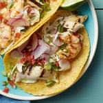 Tilapia-, Garnelen- und Krautsalat-Tacos