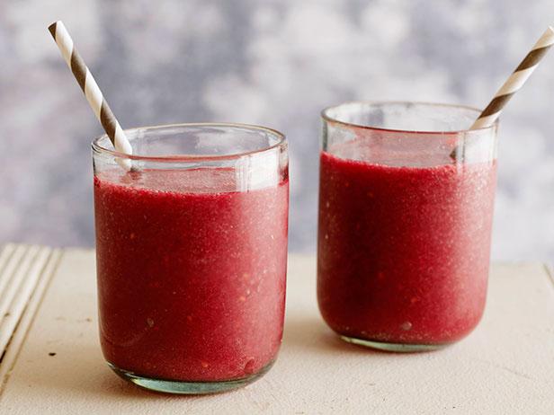 Wie man einen Gin-Brombeer-Slush zubereitet