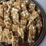 Knusprige Müsliriegel mit gerösteter Butter und Marshmallows