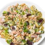 Nudelsalat mit Thunfisch, Sellerie, weißen Bohnen und Oliven