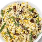 Salat mit Nudeln, Spargel, Mais und sonnengetrockneten Tomaten