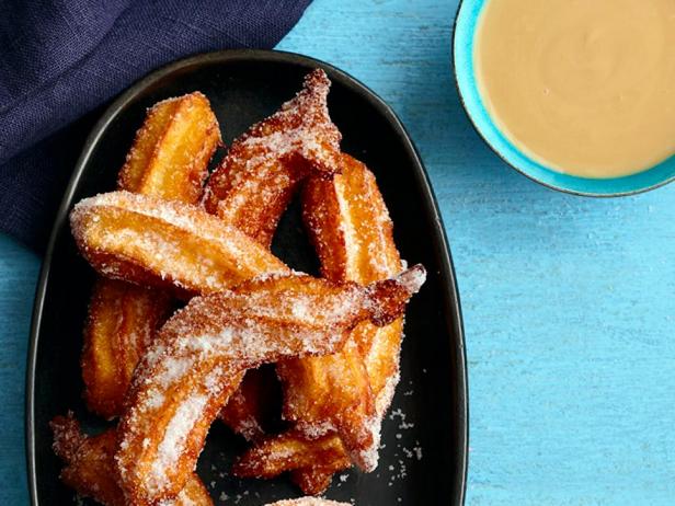 Churros mit Kokosnusssauce (Brandteigkrapfen)