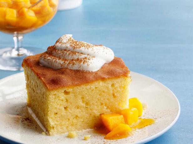 Drei-Milch-Kuchen (Tres Leches) mit Mango