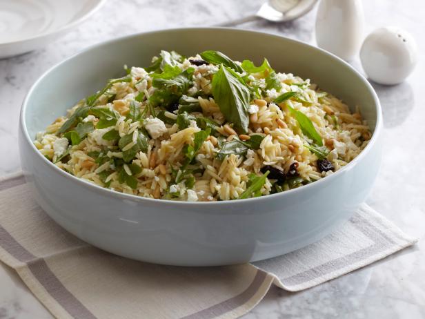 Wie man einen dreifarbigen Salat mit Orzo-Nudeln zubereitet