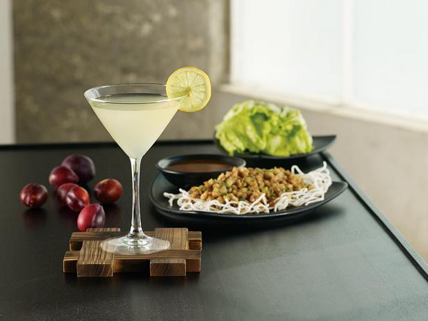 Wie man einen Pflaumen-Martini zubereitet