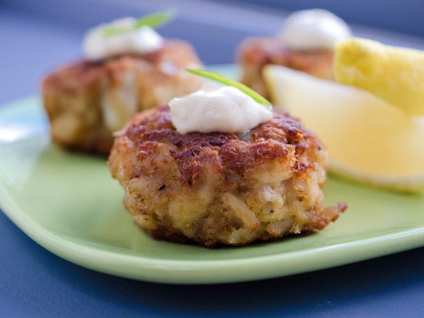 Wie man Krabbenfrikadellen mit Remoulade zubereitet