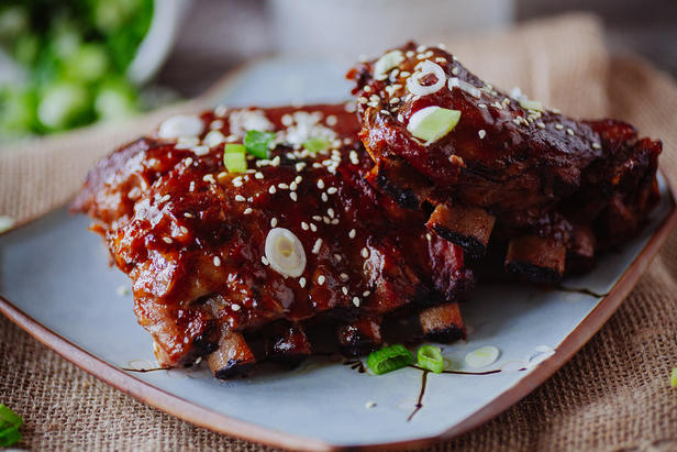 Ananaslı, zencefilli ve susamlı barbekü soslu, baharatlı Asya usulü kaburga.