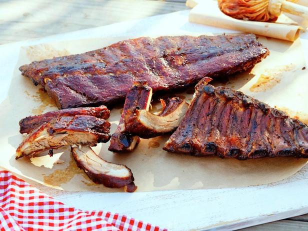 Kuzey Carolina Barbekü Soslu Füme Domuz Kaburgaları