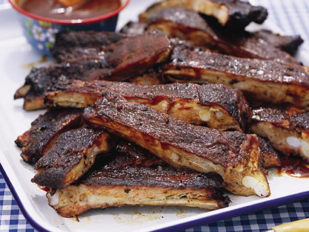 Izgarada pişmiş barbekü domuz kaburgaları