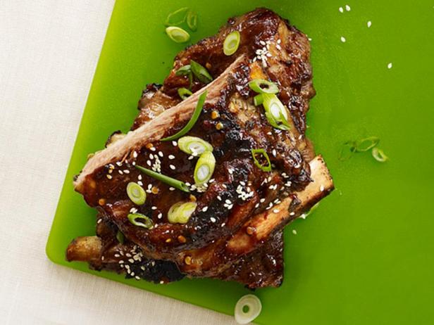 Hoisin soslu baharatlı domuz kaburgaları