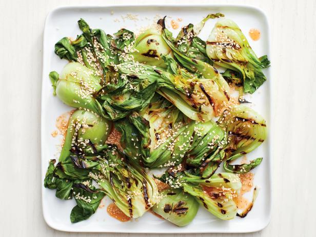 Wie man gegrillten Sesam-Pak-Choi zubereitet