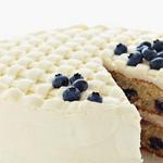 Geflochtener Kuchen mit Blaubeerglasur
