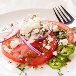Salat aus Tomaten, Käse, Koriander und Chilischoten