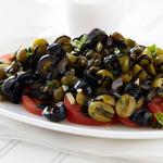Römischer Sommersalat mit Oliven und Tomaten