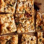 Focaccia mit Zwiebeln und Kräutern
