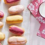 Eclairs mit farbiger Glasur