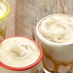 Dickflüssiger Milchshake mit Bananen-Foster-Geschmack