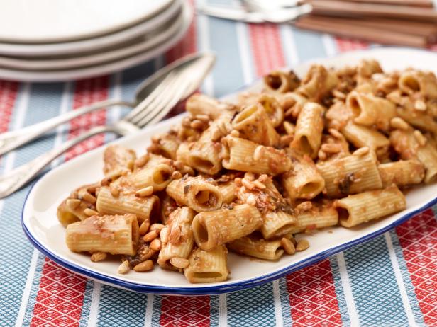 Wie man Rigatoni mit Auberginenpüree zubereitet