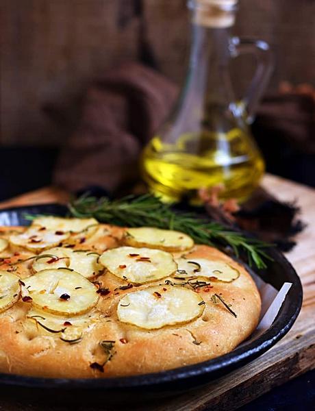 Wie man Rosmarin-Focaccia zubereitet