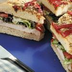 Focaccia-Sandwich mit mariniertem Hähnchen und Spinat-Artischocken-Aufstrich