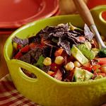 Salat mit Kichererbsen, Tomaten und Oliven