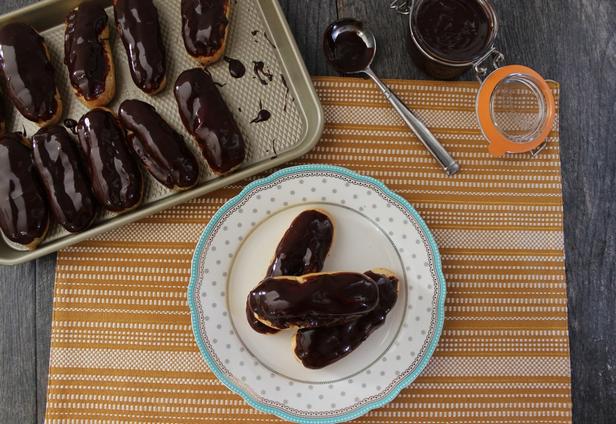 Wie man mit Schokolade überzogene Eclairs zubereitet
