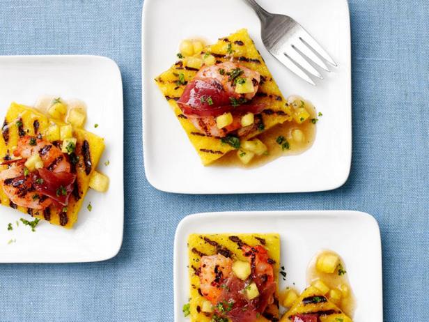 In Speck gewickelte Garnelen mit Polenta und Ananassauce