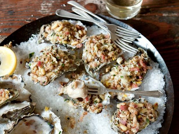 Gegrillte Austern mit Speck und Tomaten-Basilikum-Mignonette-Sauce nach toskanischer Art