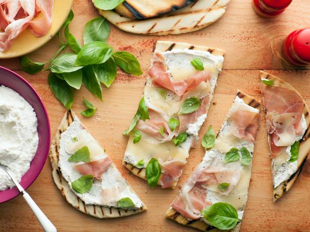 Italienisches Piadina-Fladenbrot mit Käse und Prosciutto