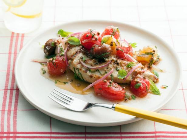 صدر دجاج مشوي مع طماطم كرزية متبلة