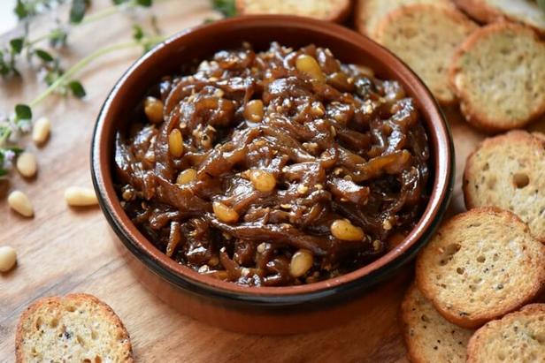 Wie man gebackene Auberginen-Caponata zubereitet